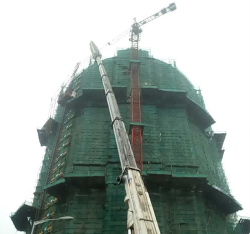 绥滨吊车在工地上作业